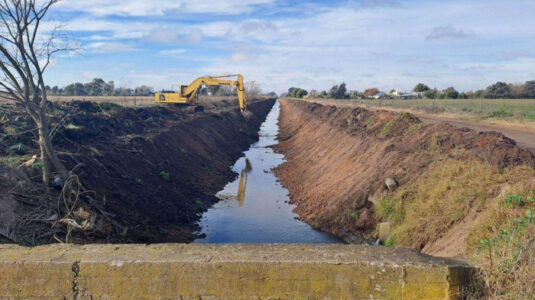 La Provincia realiza la limpieza de canales en Saladillo